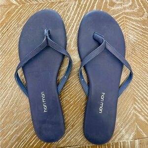 Hari Mari Size 7 Navy flip flops